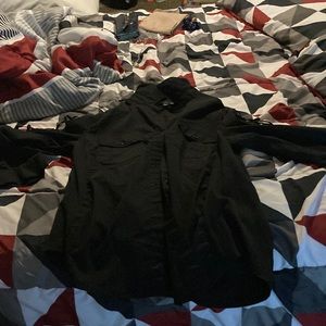 It has pockets crosses on the sleeve